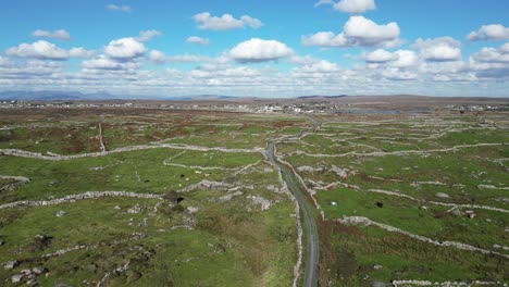 Increíble-Vista-Panorámica-De-Banraghbaun-Sur-En-El-Condado-De-Galway-En-Un-Día-Claro