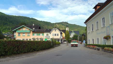 Coches-Circulando-Por-La-Ciudad-Balneario-De-Saint-Gilgen.