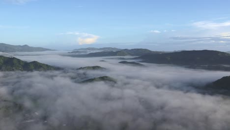 Nube-Panorámica-Y-Pacífica-Sobre-Las-Cimas-De-Las-Montañas-En-La-Selva-Tropical-De-Costa-Rica,-Drones-4k