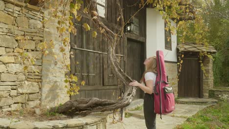 Mujer-Joven-Manos-Suaves-Acarician-Zarcillo-De-Vid-Envejecido,-Naturaleza-Táctil