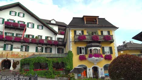 Muy-Hermosas-Casas-Coloridas-De-La-Ciudad-Balneario-De-Saint-Gilgen.