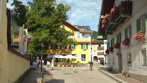 Austriacos-Paseando-Por-La-Ciudad-Balneario-De-Saint-Gilgen.