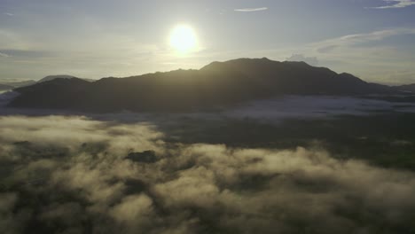 Sol-Amarillo-Brillante-Sobre-El-Horizonte-De-Montaña-De-Sombra-Oscura,-4k-Drone-Costa-Rica