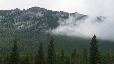 La-Niebla-Recorre-Las-Montañas-De-Colorado-A-Medida-Que-Avanza-Un-Sistema-De-Tormentas.