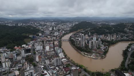 Vista-Panorámica-Del-Río-Itajaí-açu,-Centro-De-Blumenau,-Ciudad-En-El-Valle-De-Itajaí,-Estado-De-Santa-Catarina,-Sur-De-Brasil.