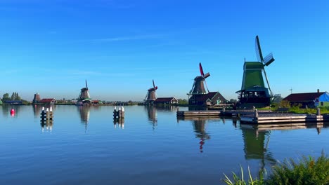 Molino-De-Viento-De-Madera-En-El-Pueblo-De-Molinos-De-Viento-De-Zaanse-Schans-Durante-El-Día,-Molinos-De-Viento-Históricos-De-Madera-Zaanse-Schans-Países-Bajos-Holanda