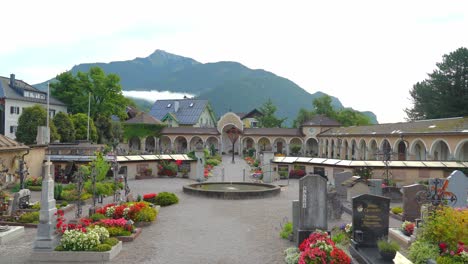 Lápidas-Y-Tumbas-Del-Cementerio-De-La-Ciudad-Balneario-De-Saint-Gilgen-Con-Una-Fuente-En-El-Medio