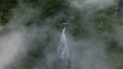 Toma-Frontal-De-Drones-De-Una-Cascada-En-Un-Bosque-Lluvioso-Verde,-Costa-Rica---Vídeo-De-4k