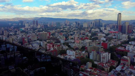 Atemberaubende-Mexiko-Stadt,-Stadtbild,-Städtische-Nachbarschaft,-Skyline,-Hohe-Gebäude,-Berge,-Bewölkter-Himmel,-Morgenansicht,-Freizügig