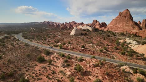 A-video-showcasing-the-scenic-beauty-of-Arches-National-Park,-featuring-a-road-with-vehicles-in-motion