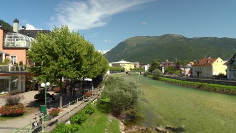 Fluss-Traun-In-Der-Nähe-Der-Kurstadt-Bad-Ischl-An-Einem-Sonnigen-Tag