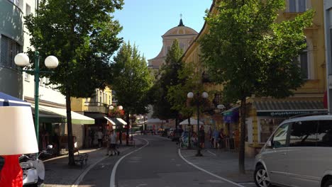 Gente-Paseando-Por-La-Ciudad-Balneario-De-Bad-Ischl.