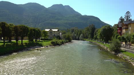 Kurort-Bad-Ischl-Nahe-Der-Traun-Mit-Bergen-Im-Hintergrund