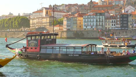 Toma-De-Lancha-Motora-Moviéndose-Por-El-Río-Duero-En-Vila-Nova-De-Gaia,-Porto,-Portugal-Durante-La-Tarde