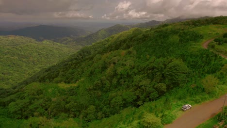 Plano-General-De-La-Selva-Tropical,-Montañas-Y-Nubes-En-Costa-Rica
