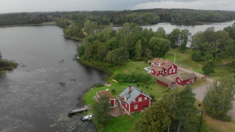 Weitblick-Auf-Traditionelle-Holzhäuser-In-Piksborg-Schweden,-Luftaufnahme