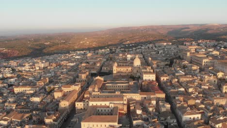 Drohnenansicht-Der-Berühmten-Stadt-Noto-Auf-Sizilien-Bei-Sonnenaufgang,-Luftaufnahme