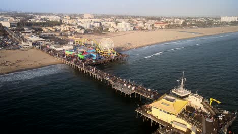 Eine-Weitwinkel-Drohnenaufnahme-Des-Santa-Monica-Pacific-Park-Pier