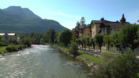 Menschen-Schwimmen-In-Der-Traun-Im-Kurort-Bad-Ischl