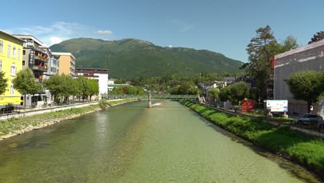 Seichter-Grüner-Fluss-Traun-Der-Kurstadt-Bad-Ischl