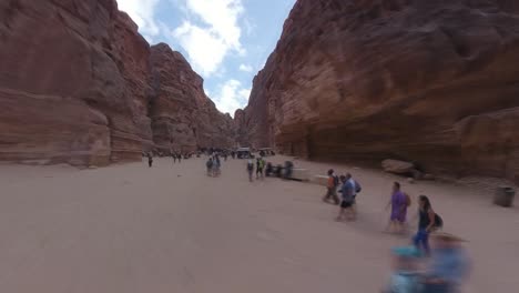 Caminando-A-Través-De-Un-Cañón-Ranurado-Para-Revelar-Al-khazneh-En-Petra,-Jordania---Hiperlapso