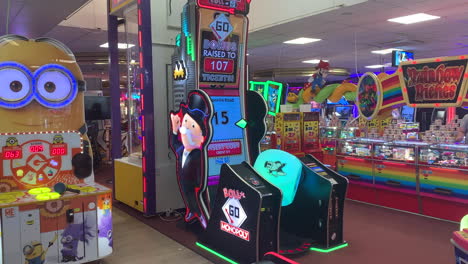 Juegos-Arcade-De-Monopoly-Y-Minions-En-Un-Entretenimiento-De-Diversiones-En-Un-Parque-Temático