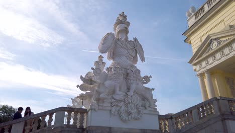 Acercándose-A-Una-Estatua-Del-Pabellón-Gloriette-En-Un-Día-Soleado-En-El-Palacio-De-Schönbrunn,-Viena,-Austria---Octubre-De-2023