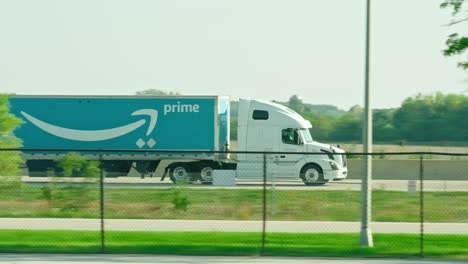 Zeitlupe-Eines-Amazon-Traktors-Und-Anhängers,-Der-Auf-Der-Autobahn-Fährt