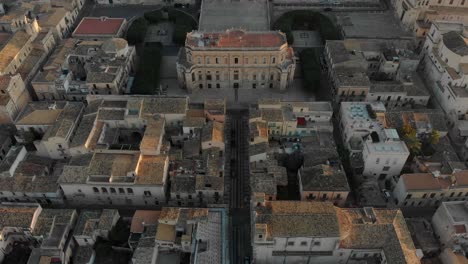 Reveal-shot-of-Noto-Baroque-Old-Town-In-Island-Of-Sicily,-aerial