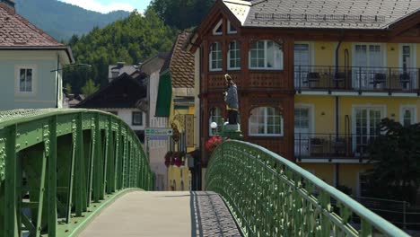 Fußgängerbrücke-Der-Kurstadt-Bad-Ischl-Mit-Fluss-Traun