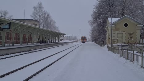 Orange-Elron-diesel-train-arrives-to-station-through-snow-storm