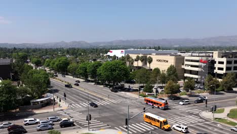 Intersección-De-Woodland-Hills-En-Los-Ángeles:-Toma-Aérea-En-Ascenso-Sobre-Westfield-Mall-Y-Nordstroms