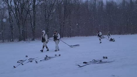 Schnee-Militärübung-Beim-Schlittenziehen-Beim-Skifahren,-Um-Ausrüstung-Zu-Tragen-Oder-Truppen-Zu-Evakuieren