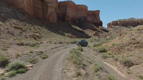 Conducción-Del-Vehículo-En-La-Carretera-Accidentada-A-Lo-Largo-Del-Parque-Nacional-Charyn-Canyon,-Kazajstán,-Asia-Central
