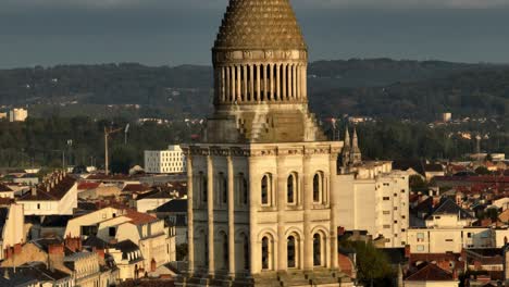 Vista-Aérea-Del-Campanario-De-La-Catedral-De-Saint-Front-En-Périgueux,-Ciudad-Al-Fondo,-Dordoña,-Nouvelle-Aquitaine,-Francia