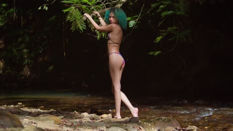 Hellhäutiges-Mädchen-Im-Bikini-Steht-An-Einem-Sonnigen-Tag-In-Der-Karibik-In-Der-Nähe-Eines-Fließenden-Flusses