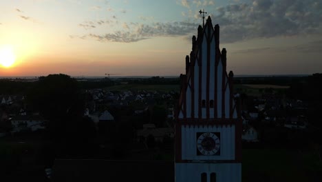 Hintergrund-Der-Goldenen-Stunde,-Der-Den-Kirchturm-Und-Die-Uhr-Beleuchtet