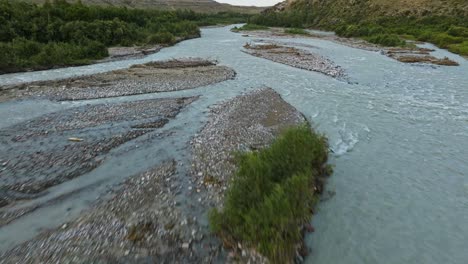 Volando-Sobre-Los-Arroyos-Del-Río-De-Montaña-Shilik-Cerca-De-La-Aldea-De-Saty-En-La-Región-De-Almaty,-Kazajstán,-Asia-Central