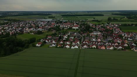 Kleine-Deutsche-Gemeinde-Im-Landkreis-Bayern,-Als-Der-Abend-Hereinbricht