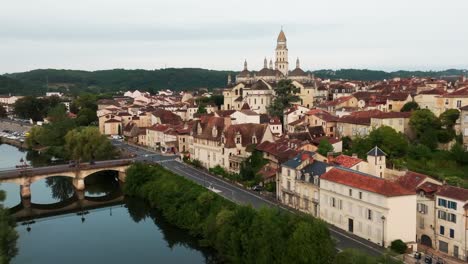 Drone-shot-along-the-river-Isle,-the-city-of-Périgueux-with-the-Roman-Catholic-cathedral-Saint-Front,-Dordogne,-France