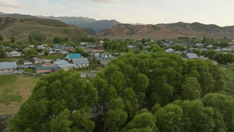 Pueblo-Rural-Con-Casas-De-Campo-Y-Fondo-Montañoso-En-Saty-Durante-La-Puesta-De-Sol-En-Kazajstán