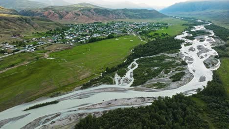Panorama-Luftaufnahme-Des-Dorfes-Saty-Und-Des-Flusses-Chilik-Im-Südosten-Kasachstans,-Zentralasien