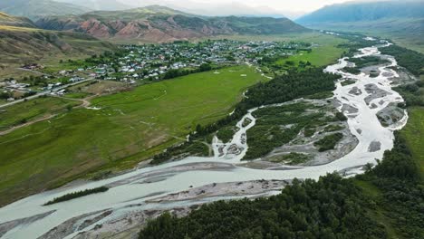 Vista-Aérea-Panorámica-De-La-Aldea-De-Saty-Y-El-Río-Chilik-En-El-Sureste-De-Kazajstán,-Asia-Central.