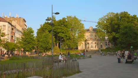 Gente-En-La-Plaza-Del-Parque-Fernand-Cocq-Durante-El-Día-En-Bruselas,-Bélgica