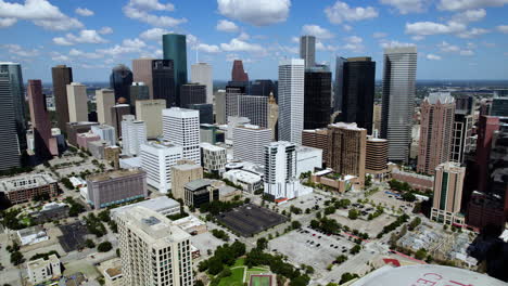 Retirada-Aérea-Frente-Al-Horizonte-Del-Centro-De-Houston,-El-Soleado-Texas,-Estados-Unidos