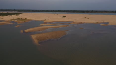 Dunas-De-Arena-Del-Lecho-Del-Río-Amazonas-Debido-A-Una-Grave-Sequía,-Disparo-Aéreo-De-Drones