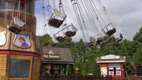 Gente-Disfrutando-Del-Carrusel-De-Columpios-En-El-Parque-De-Atracciones-Djurs,-Dinamarca