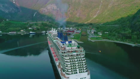 Drohnenschuss-Umkreist-Das-Kreuzfahrtschiff-Britannia,-Das-In-Flam-In-Zentralnorwegen-Ankommt