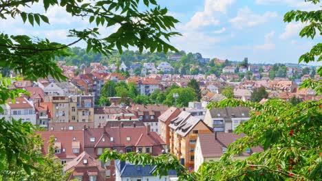 Vista-Panorámica-De-La-Ciudad-Verde-De-Stuttgart,-Brillante-Día-De-Verano-Con-Cielo-Azul