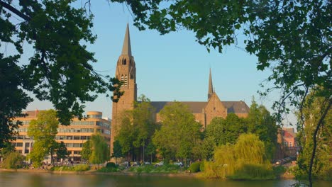 Pan-Shot-Kirche-Sainte-Croix-Ixelles-Brüssel-Belgien-Während-Der-Goldenen-Stunde